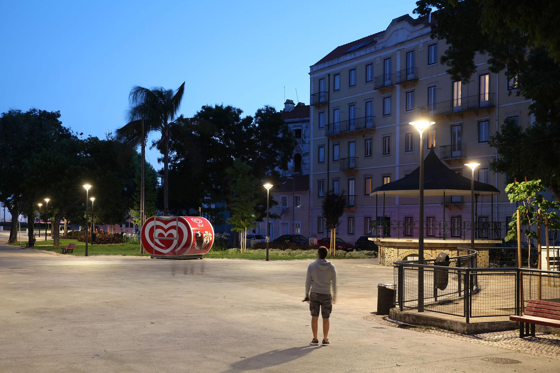 The Oyo delivers a warm white light to turn Paco de Arcos park into an inviting nocturnal space