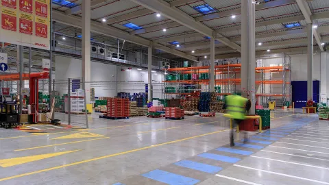 INDU BAY ensures high visual comfort for excellent working conditions in Carrefour distribution centre