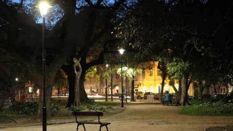 Albany LED recreates the classical feel that the city of Lisbon wanted to give to the Largo de Santos area by night