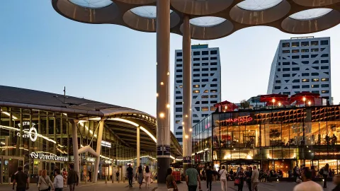Custom lighting solution enhances eye-catching canopy of Stationsplein