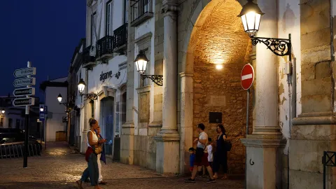 Schréder replicated the CAISCAIS heritage lantern with LED technology to meet Faro's environmental and energy objectives