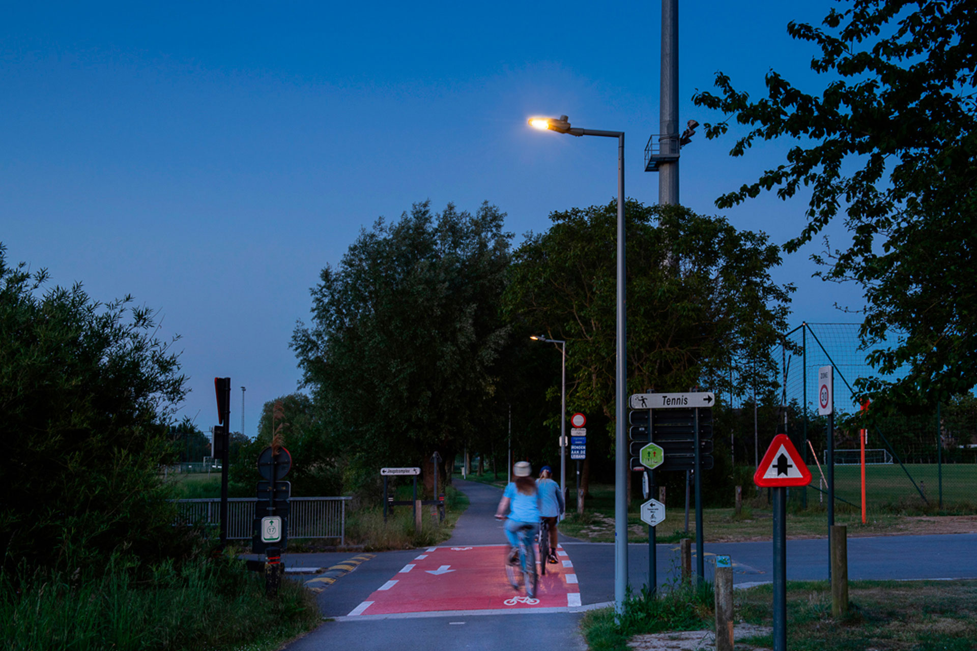 Sustainable and self-supporting lighting Mandel bike path Schréder