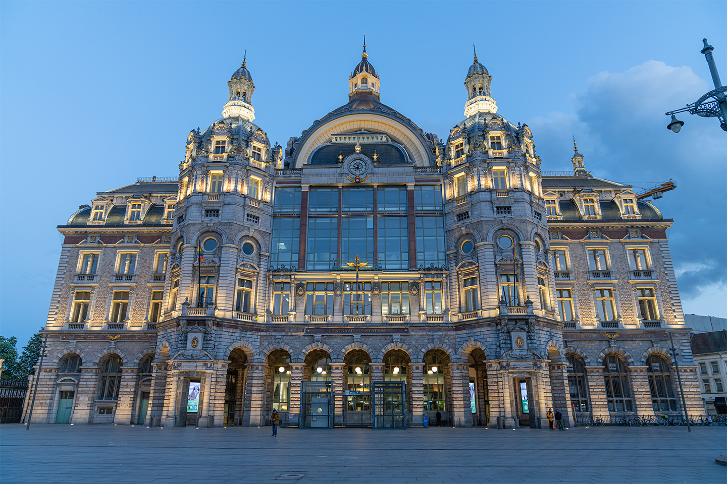 Architectural lighting enhances beauty of Antwerp Central Station